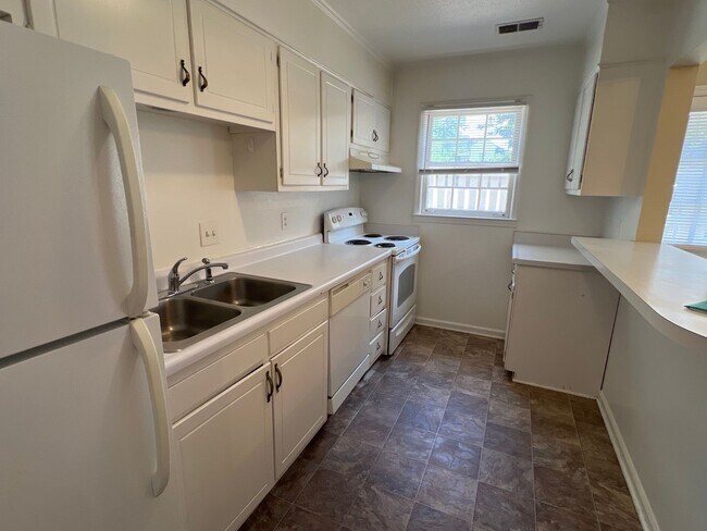 Building Photo - Williamsburg Townhomes