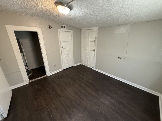 Building Photo - 728 N Holmes St