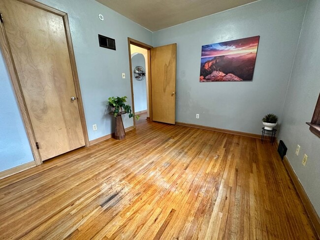 Building Photo - 3bed, 1 bath home for rent in Waterloo.