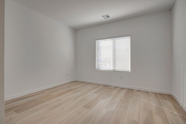 Building Photo - 900 Elmwood Frst Ln