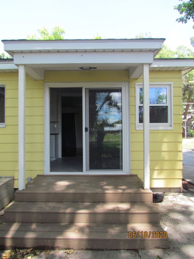 Building Photo - Roommate Needed for 3 Bed Home Close to Bo...
