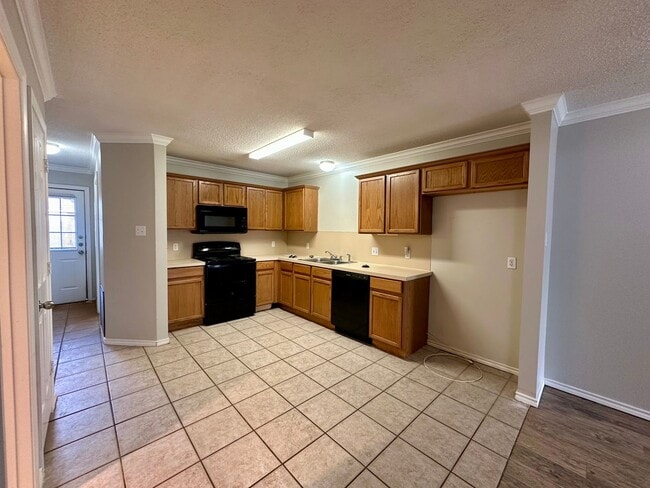 Building Photo - Duplex Available in North by Northwest!