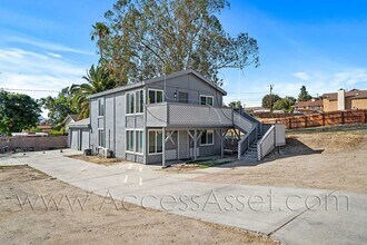 Building Photo - Charming Upstairs 2 Bed/1 Bath Unit With F...