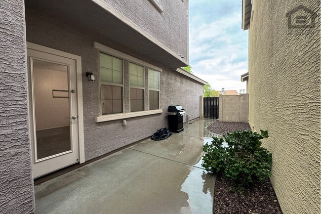 Building Photo - 3Bed/2.5Bath House at Union Hills Dr/32nd St! Ready for Immediate Move-In!