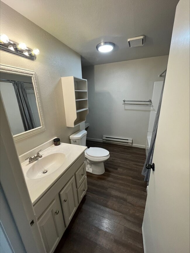 Building Photo - Move in apartment in quiet complex