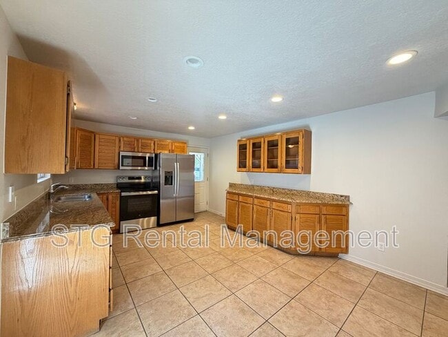 Building Photo - 696 N 600 W