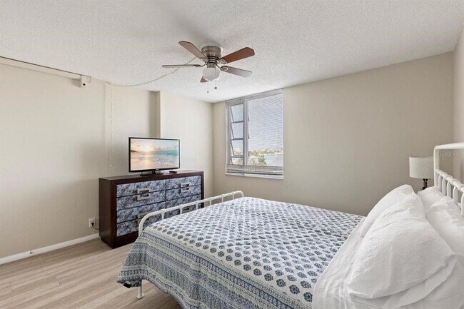 Building Photo - 255 Dolphin Point