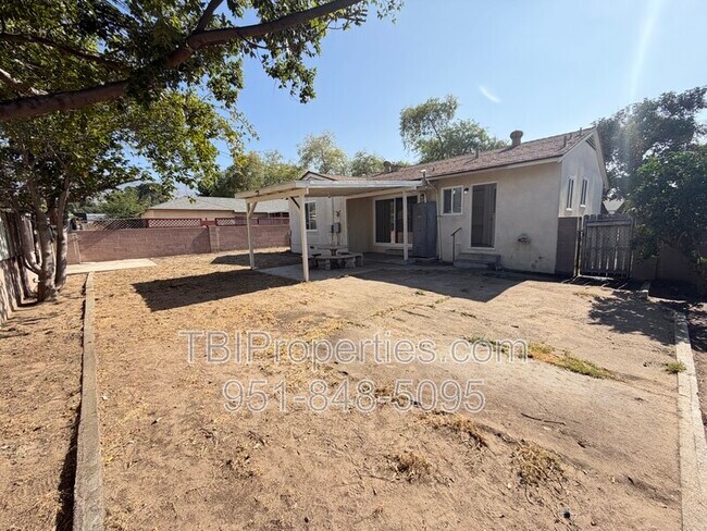 Building Photo - 3552 N Alameda Ave