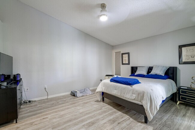 Building Photo - 3343 Bluffview Dr