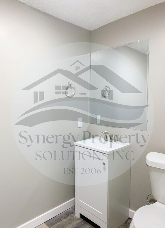 Building Photo - Main St E 12