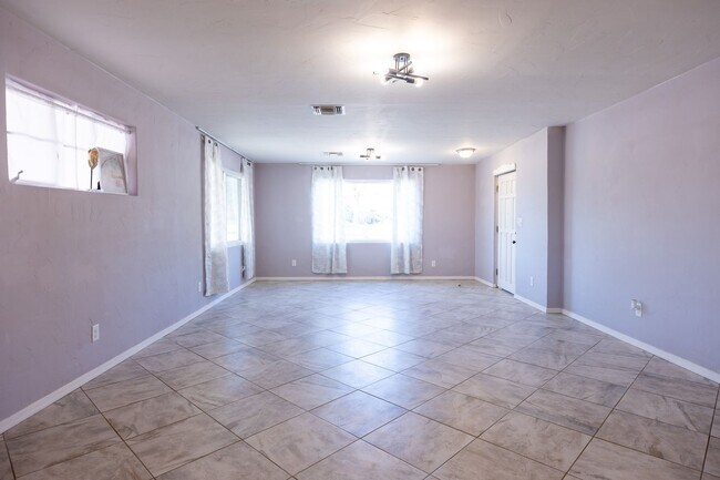 Building Photo - Don't miss your chance on this Marana gem!...