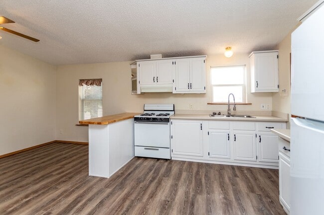 Building Photo - Charming Home on a Spacious Lot with No HOA!