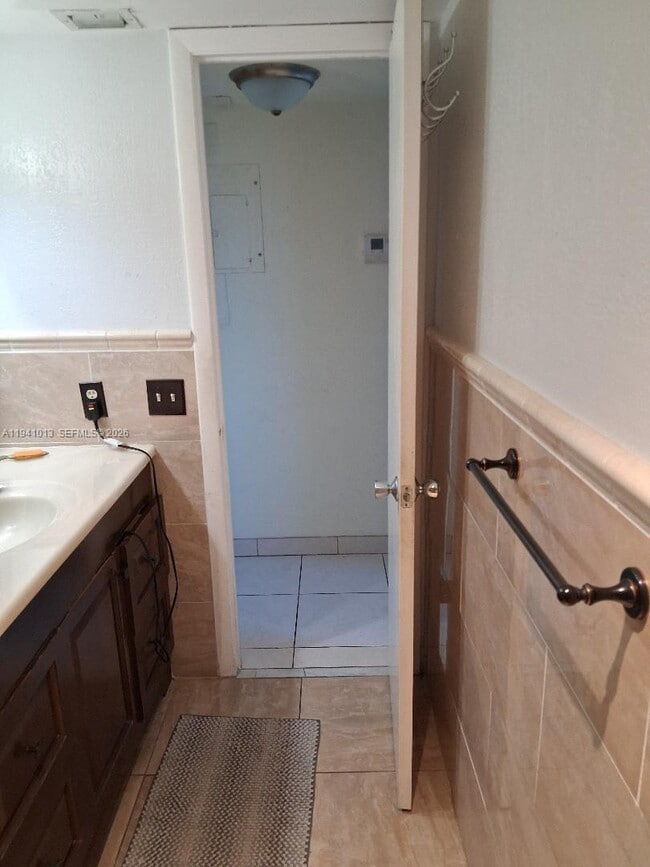 Building Photo - 1400 St Charles Pl