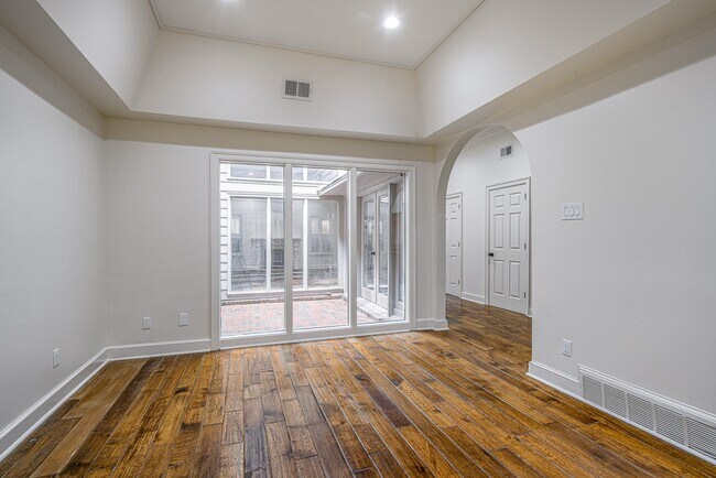 Building Photo - 482 E Racquet Club Pl