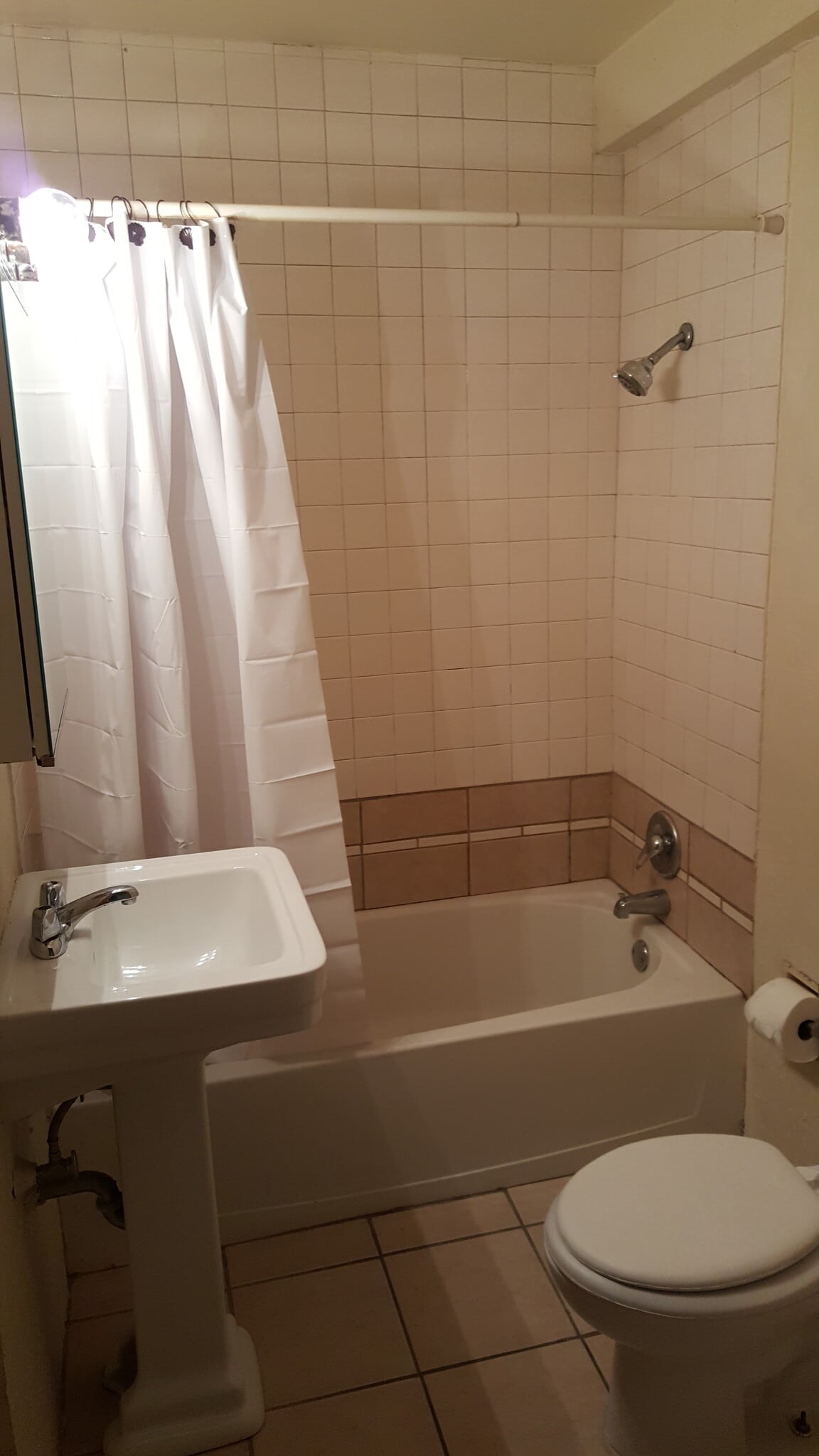 Full bathroom with tub/shower. - 1216 University Ave
