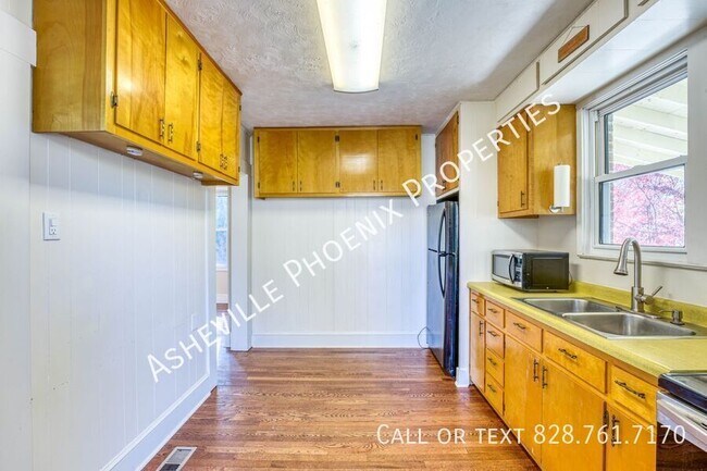Building Photo - 8 Enka Oak St