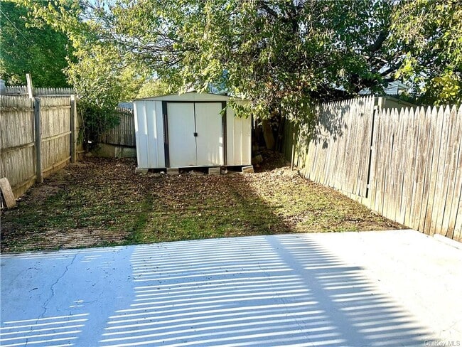 Building Photo - 210 Country Club Dr