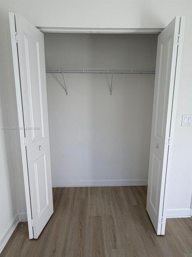 Building Photo - 909 NE 211th St