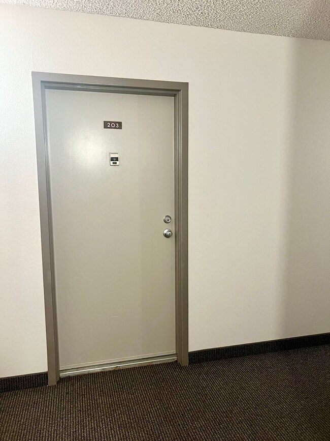 Building Photo - Mission Valley Condo for Rent | 1 Bed • 1 Bath | Resort-Style Community