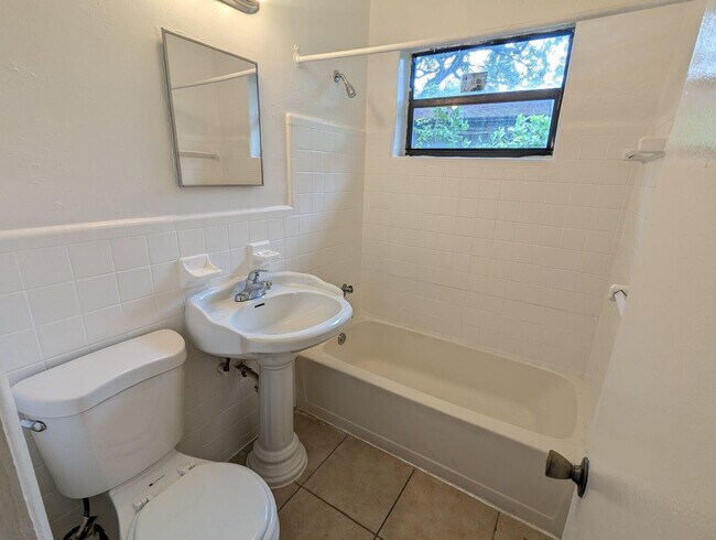 Building Photo - 107 SW 18th Ave