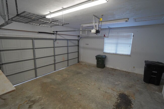 Building Photo - 3 Bed / 2 Bath with Large Yard/Garage in Bucklake area!