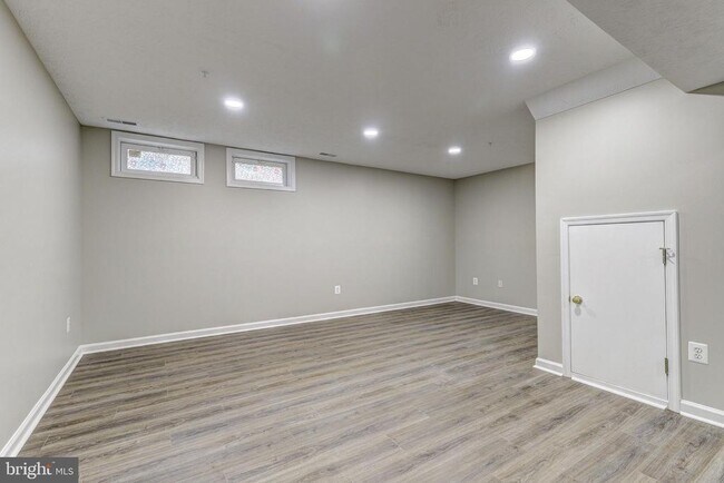Building Photo - 9306 Vanguard Ct