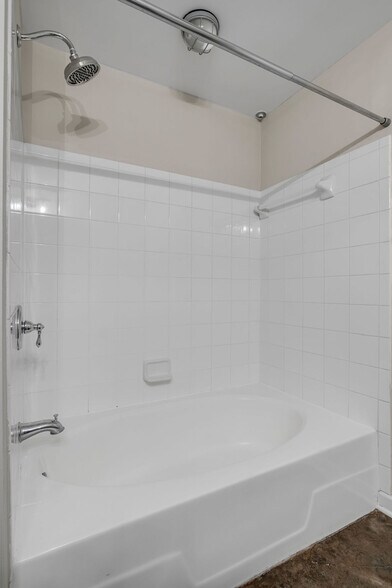 Tub shower combo - 1803 Broadway