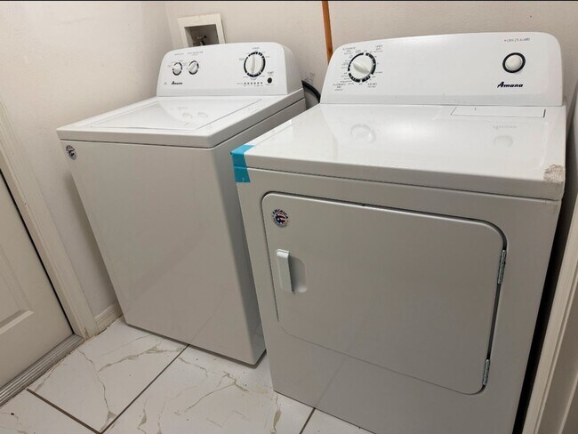 Building Photo - 4 BED / 2 BATH / 2 CAR GARAGE - ORLANDO (H...