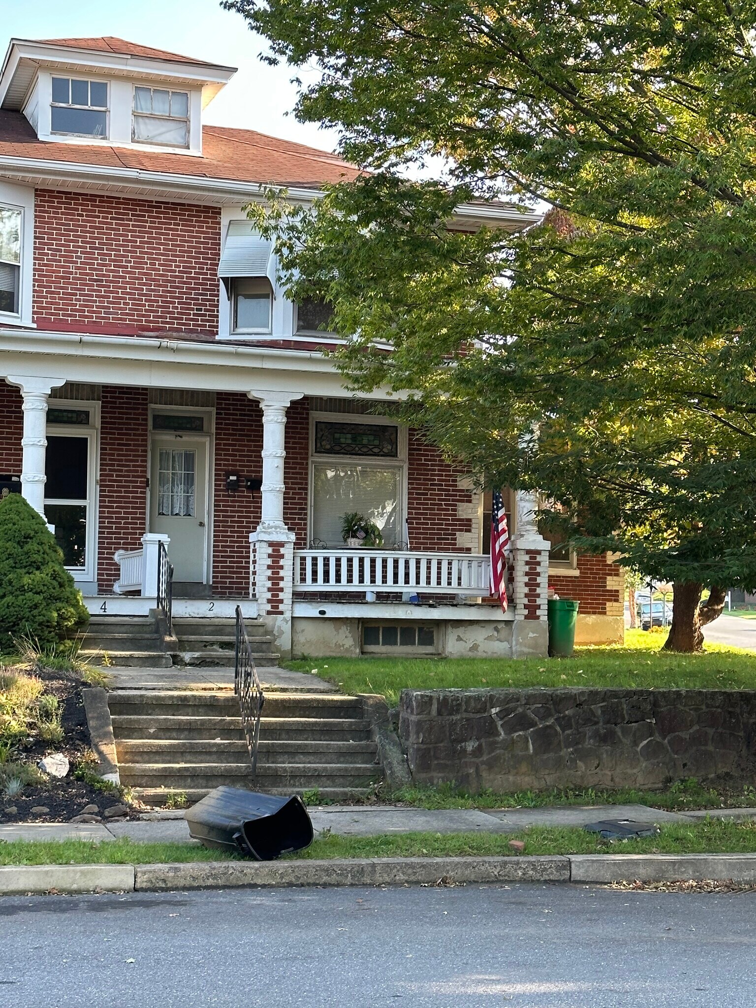 Building Photo - 2 E Elm St