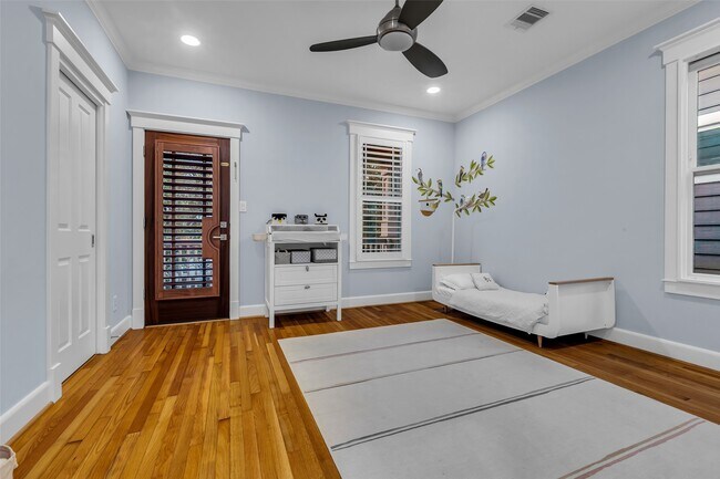 Building Photo - 340 W 17th St