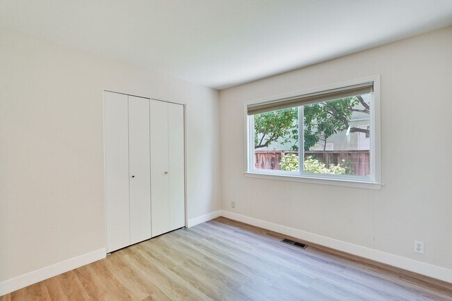 Building Photo - $8500-Mountain View  4 bedroom 3 baths in great neighborhood!