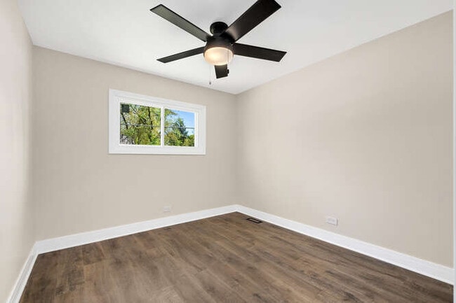 Building Photo - 0N148 Silverleaf Blvd