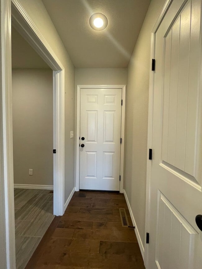Building Photo - Executive Rental - Old Castle Estate Subdivision - Nixa