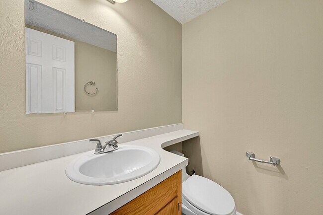 Building Photo - $1,895.00 with $300 OFF First Month's Rent, 2 Bedrooms, 1.5 Bathroom, Single Family Home in Color...