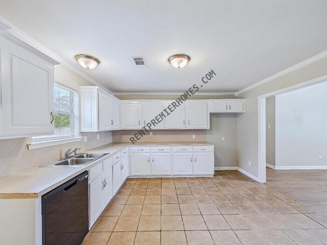 Building Photo - 14 Stephens St