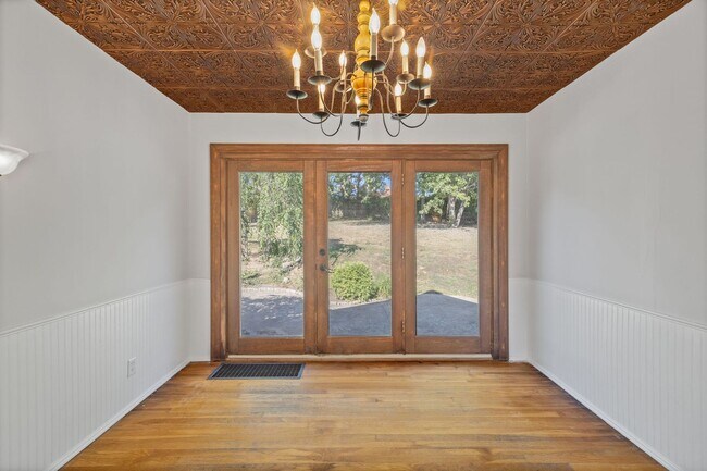 Building Photo - ANDERSON- Charming 4 bedroom 2 bath with f...