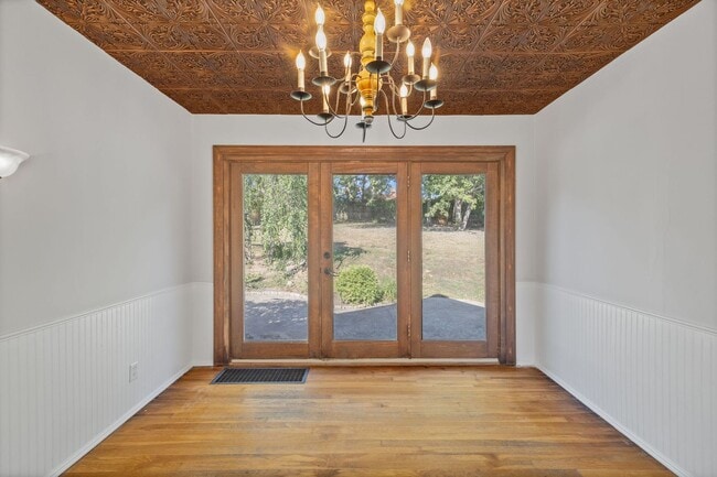 Building Photo - ANDERSON- Charming 4 bedroom 2 bath with fenced backyard