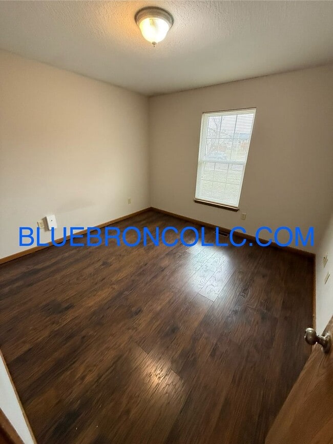 Building Photo - Georgous duplex in Raymore with a lot to offer!