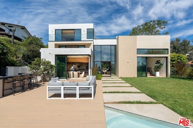 Building Photo - 2501 Banyan Dr