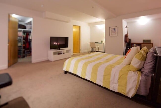 Building Photo - 106 N High St