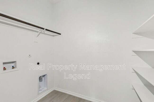 Building Photo - 968 Ravenwood Ln