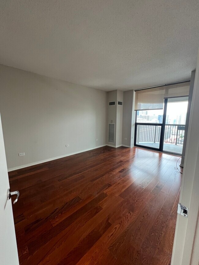 Building Photo - 400 N La Salle Dr