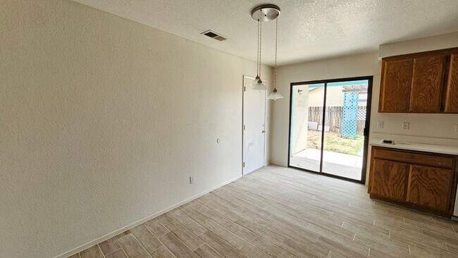 Building Photo - Spacious 3-Bed, 2-Bath Home with Natural Gas in California City – Convenient & Cozy!