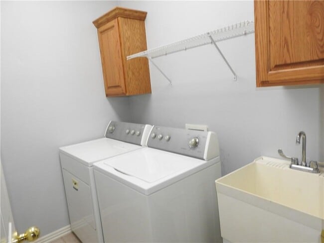 Building Photo - 2204 W Sunset Dr