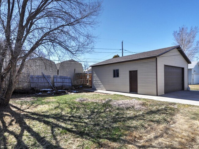 Building Photo - 3 Bedroom House with 2 Car Garage/Workshop