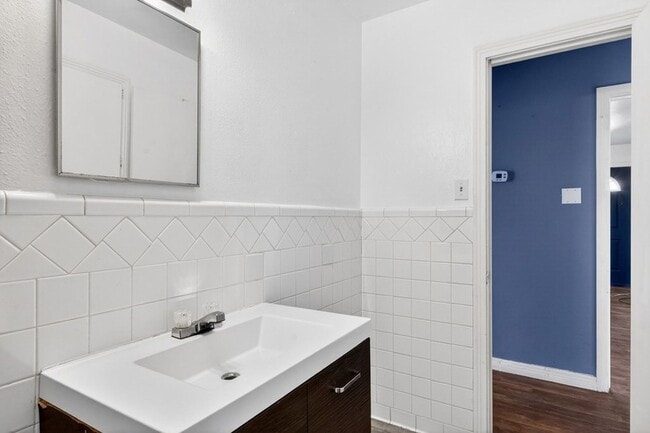 Building Photo - 2011 W 16th St