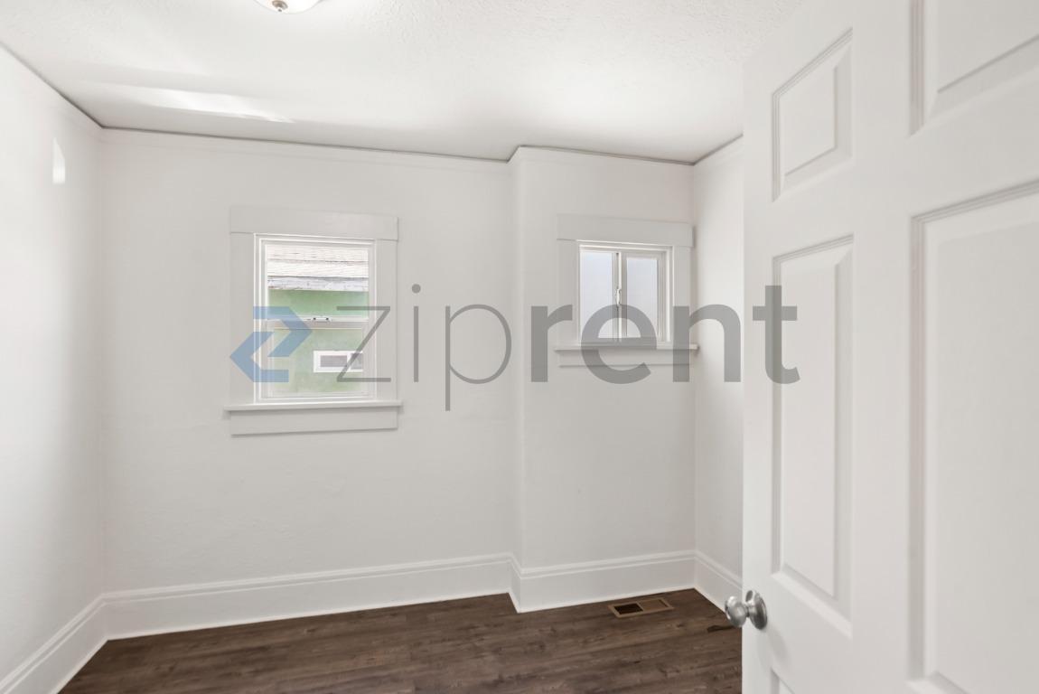 Building Photo - Unit