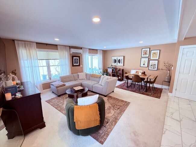 Building Photo - Luxury Duplex
