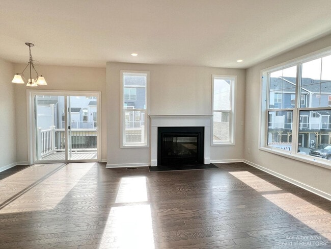 Building Photo - 2875 Rayfield Ave