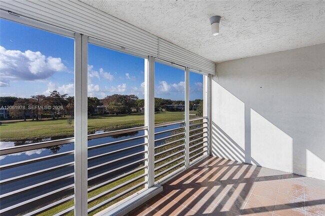 Building Photo - 4030 W Palm Aire Dr
